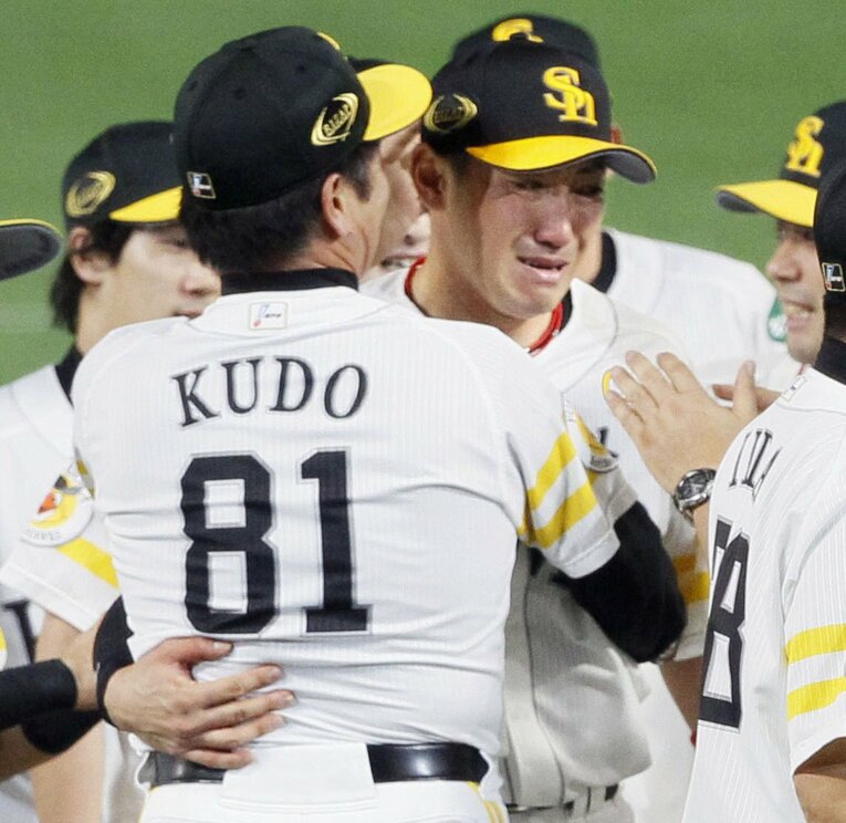 2015年、パ・リーグ２連覇を果たして、主将の重責を果たした安堵感からか涙を見せた内川　（C)KYODO