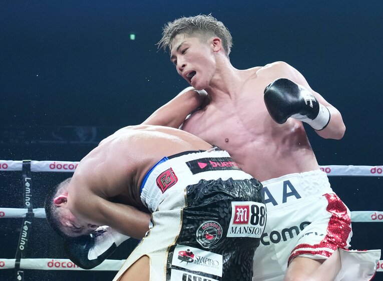 ダッキングするアッパーを打ち込む井上尚弥　©Naoki Fukuda