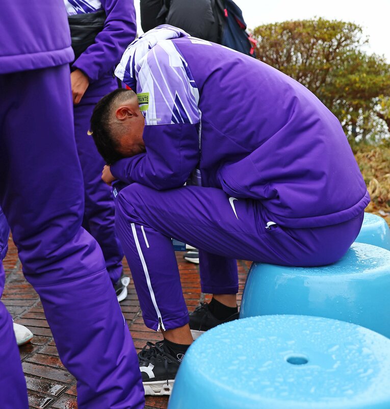 レース後、芦ノ湖で肩を落とした佐藤　©NIKKAN SPORTS