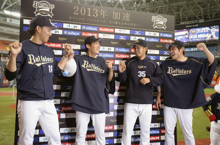 2013年、珍しいお立ち台での一枚。（左から）4番手の平野佳、先発の西、2番手の比嘉、3番手の佐藤©︎KYODO