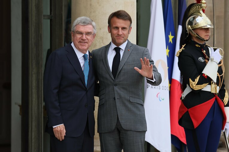 IOCのトーマス・バッハ会長とフランスのエマニュエル・マクロン大統領　©JIJI PRESS