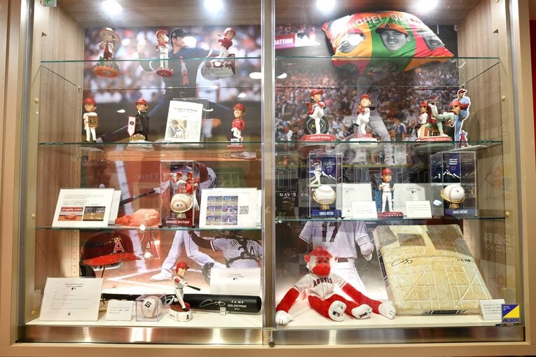 理事長はMLB公式のオークションサイトからグッズを落札。現地観戦の際、球場でグッズを手に入れることもあり、飾られているグッズも価格帯はさまざま　©Takashi Shimizu