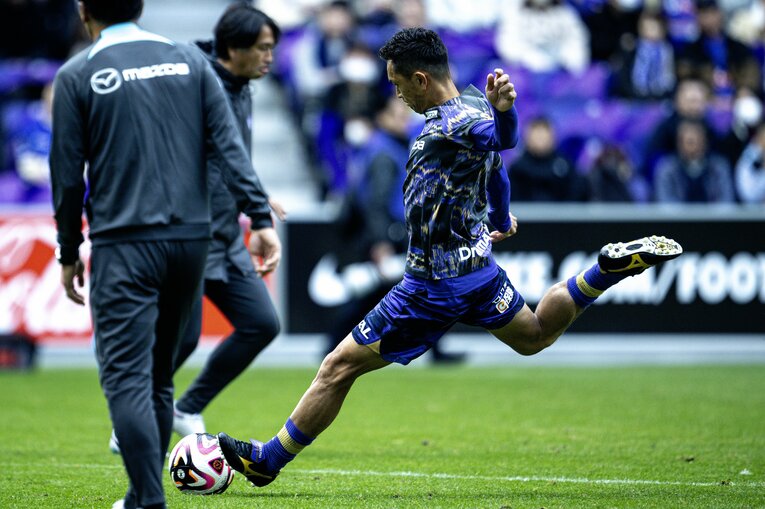 青山は最後まで入念なアップを怠らなかった　©Takuya Sugiyama