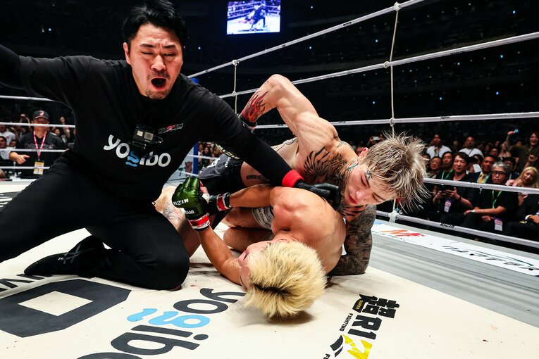 レフェリーストップが入った瞬間　©RIZIN FF Susumu Nagao