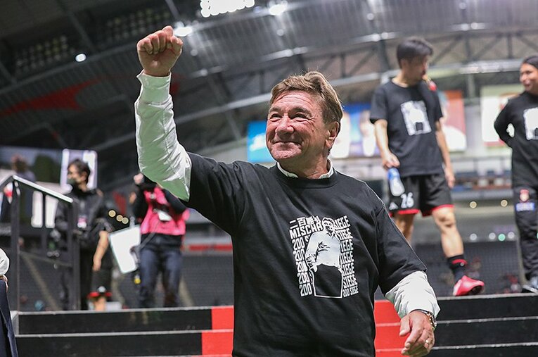 60代となったミシャ。Jリーグ監督生活は10年以上を優に超えるが、代名詞の可変システムと共に積み上げた200勝は立派の一言だ ／ photograph by J.LEAGUE