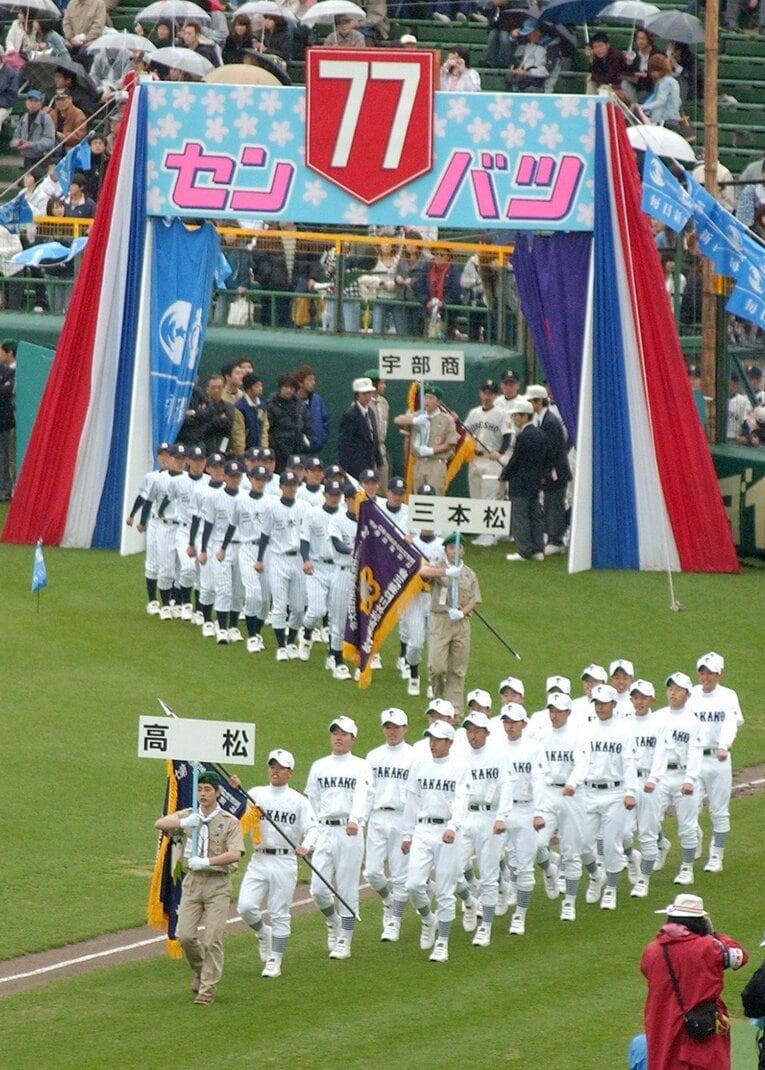 2005年3月、じつに72年ぶりにセンバツ出場した高松高。その入場行進で中村は涙が出たと語る　©KYODO