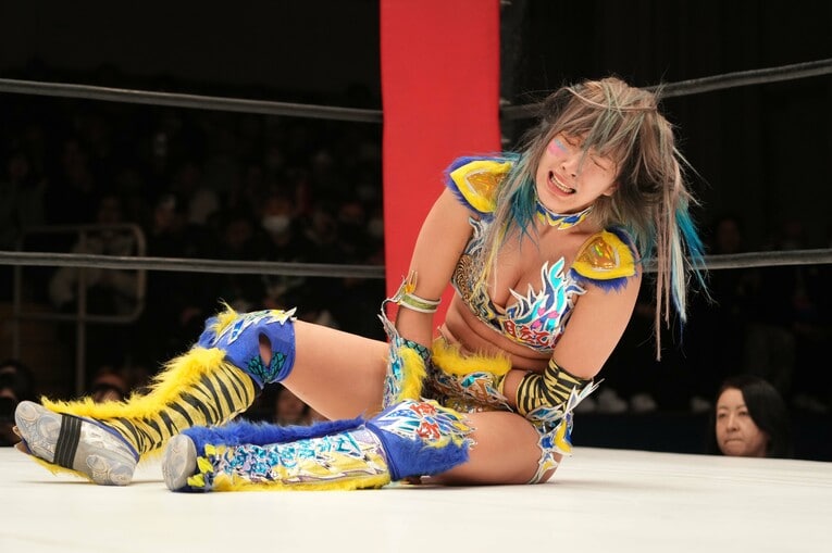 敗れて悔しさを見せるウナギ・サヤカ　©Essei Hara