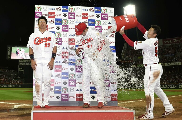 プロ初勝利後のお立ち台では鈴木誠也から「祝福の水」がかけられた　©Kyodo News