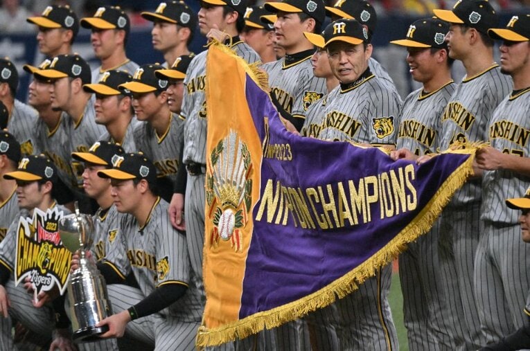 悲願の日本一に輝いた阪神タイガース。しかしその裏で、名物コラムが最終回を迎えていた ／ photograph by Hideki Sugiyama