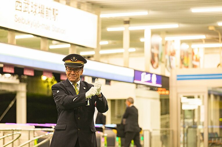 「野球ダイヤ」を差配する西武球場前駅の松浦駅長 ／ photograph by Masashi Soiri