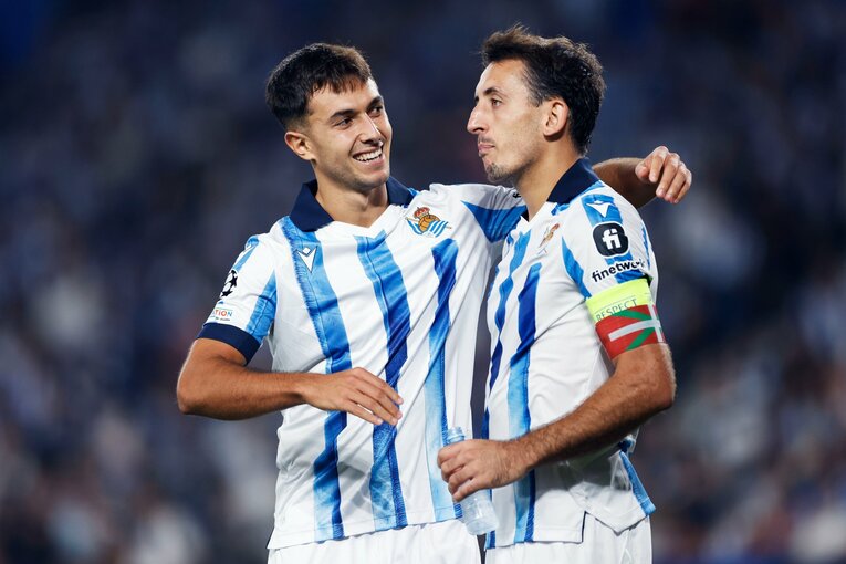 決定機を逃し悔やむオヤルサバルを勇気づけるスビメンディ　©Daisuke Nakashima