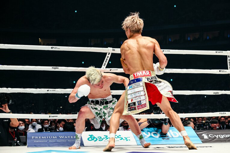 那須川天心がロープ際で見せたダッキング　©THE MATCH 2022/Susumu Nagao