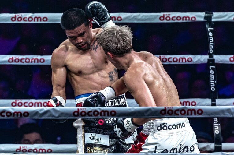 井上尚弥vs.マーロン・タパレス。4ラウンドのダウンシーン（2枚目／全9枚）©Takuya Sugiyama