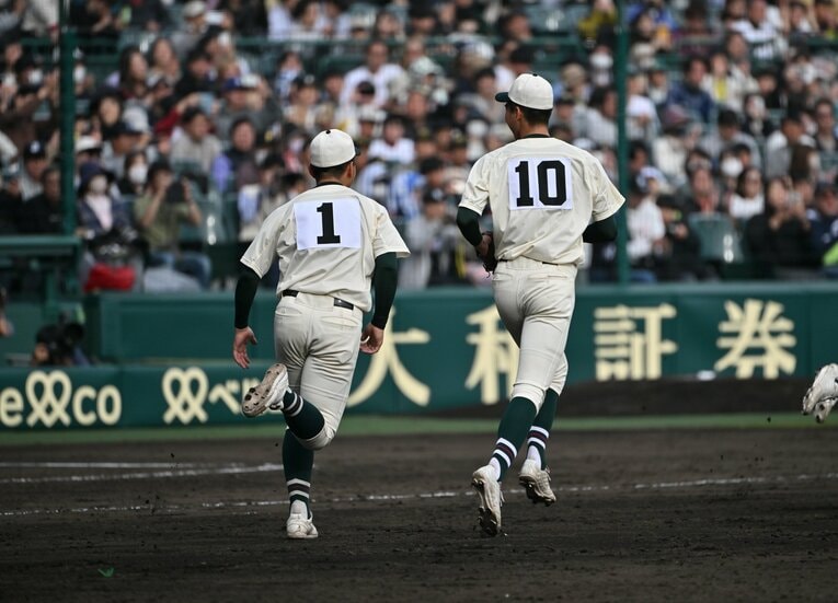 今年のセンバツまでは間木が「1」を背負っていたが、夏は逆転する格好に　©Hideki Sugiyama