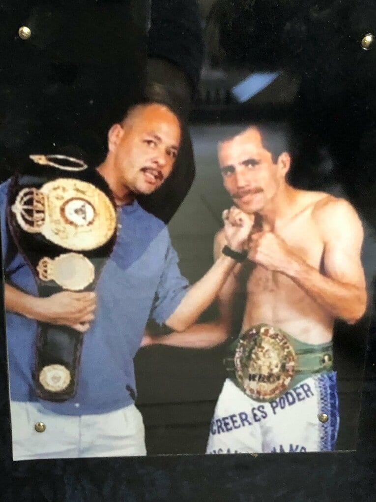 WBAとWBCで世界スーパーフェザー級王者となった弟ヘナロを、兄ルディはトレーナーとして支えた