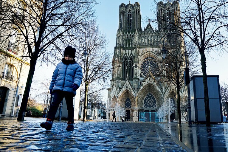 奥にそびえるのは、街のシンボル・ノートルダム大聖堂　©︎Daisuke Nakashima