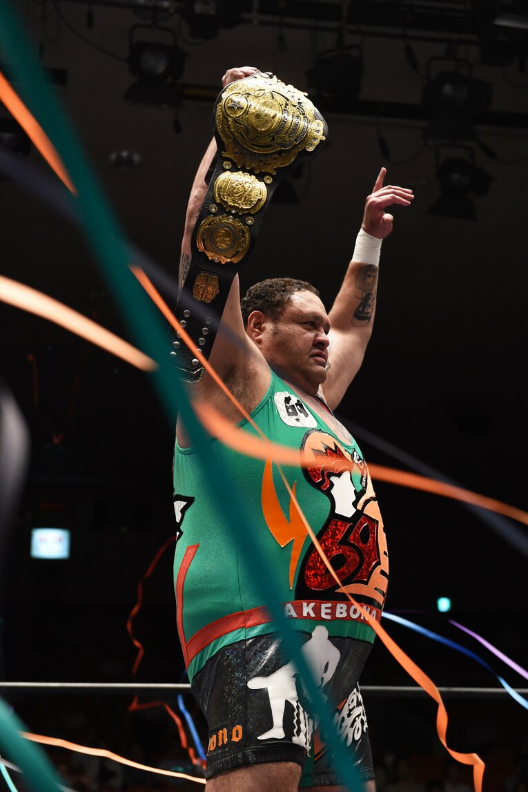 三冠ベルトを掲げコールを受ける曙　©Essei Hara