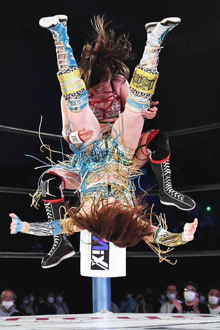 高角度のパワーボムを上谷に浴びせるひめか　©Masashi Hara