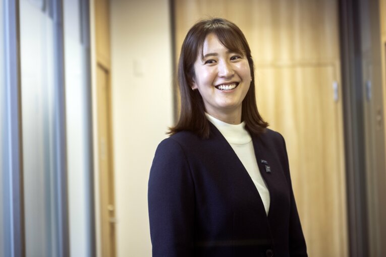 「身長でばれてしまうことも（笑）」あの“春高ヒロイン”は今…母になったバレー二見梓の“引退その後”「メールの打ち方もわからない」からのセカンドキャリア(5)