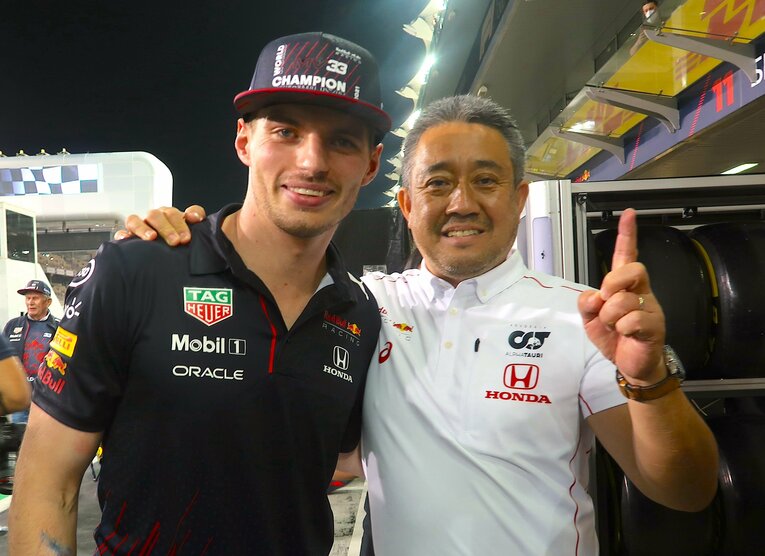 フェルスタッペンと記念撮影する山本MDは、来季「レッドブル・レーシング」にどう関わるかに注目が集まっている　©Masahiro Owari