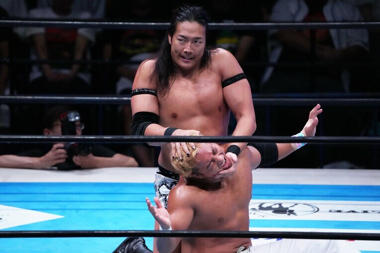 フェイスロックで海野翔太を攻める竹下幸之介。8月8日、横浜武道館　©Essei Hara