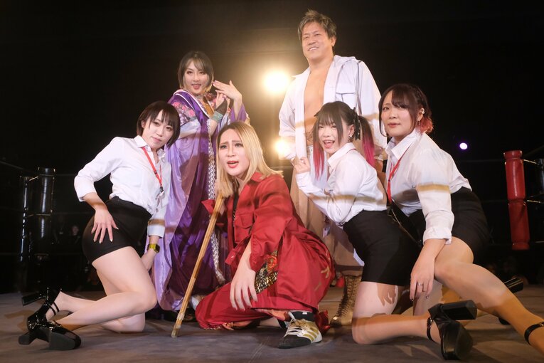 「壮行試合」では宮本裕向（後列右）、真琴（後列左）とタッグを結成