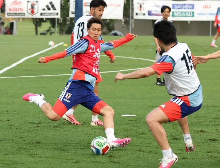 鎌田や菅原をはじめ、メンバーは落ち着かない状況にも泰然として練習を行っていた　©JIJI PRESS