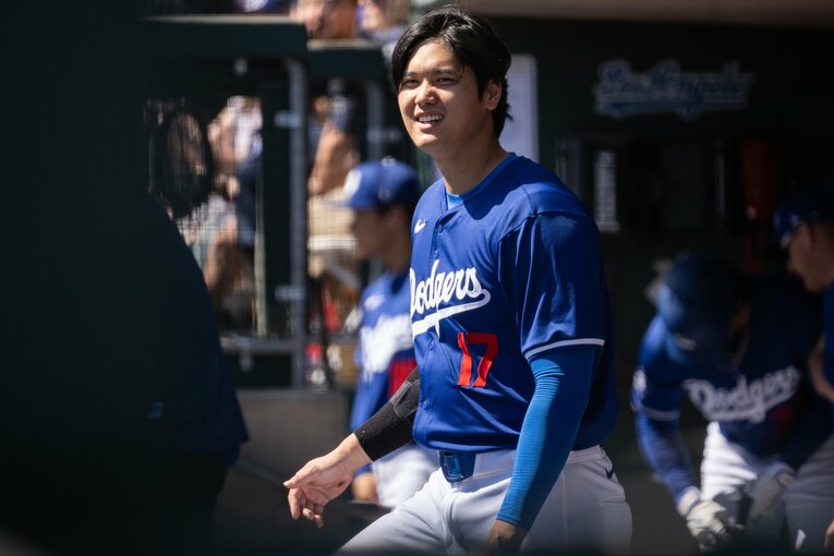 ベンチでの様子　©Nanae Suzuki