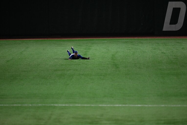 日本シリーズ第3戦、桑原将志の神ダイブからのスーパーキャッチの瞬間（4枚目／全5枚中）©︎Nanae Suzuki