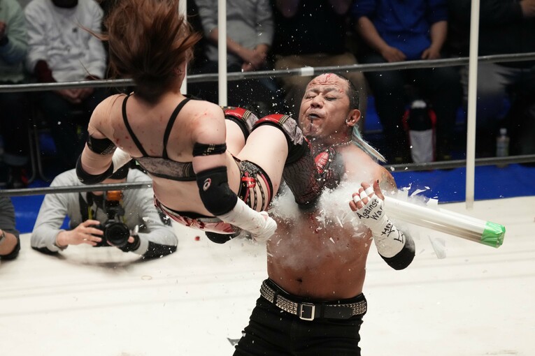 葛西純にドロップキック。蛍光管がクラッシュする