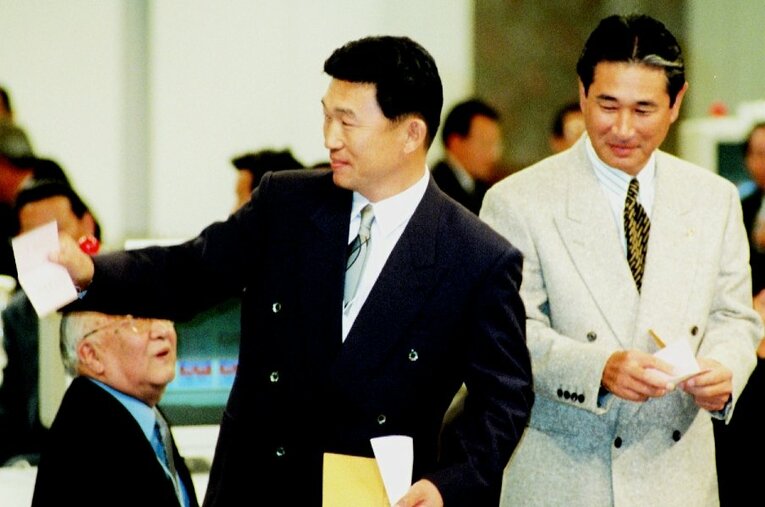 PL学園・福留孝介の交渉権を手にして喜ぶ近鉄・佐々木恭介監督、右は中日・星野仙一監督（1995年） ／ photograph by KYODO