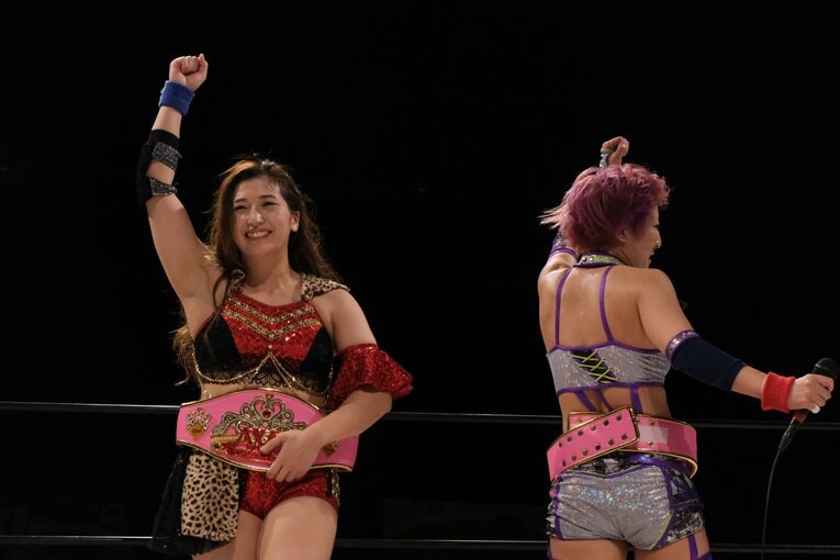 「KKMK」のパートナー・関口翔（右）と、タッグ王座防衛に成功した際の一枚　©Norihiro Hashimoto