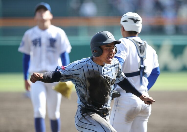 【検証②2／2枚】昇華型のユニフォーム。高校野球でも全国的には半数以上が昇華型になっている。泥がつくと校名が読めなくなる（写真は一昨年、センバツでの東海大相模）　©JIJI PRESS