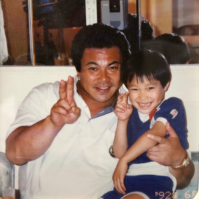 千代の富士と幼い頃の剛さんの2ショット　提供：秋元剛