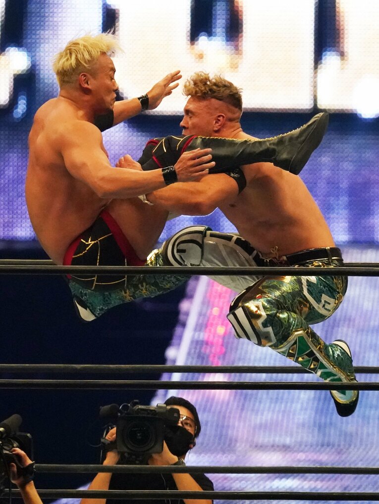 オカダは前日の激闘の疲労を感じさせない動きを見せた