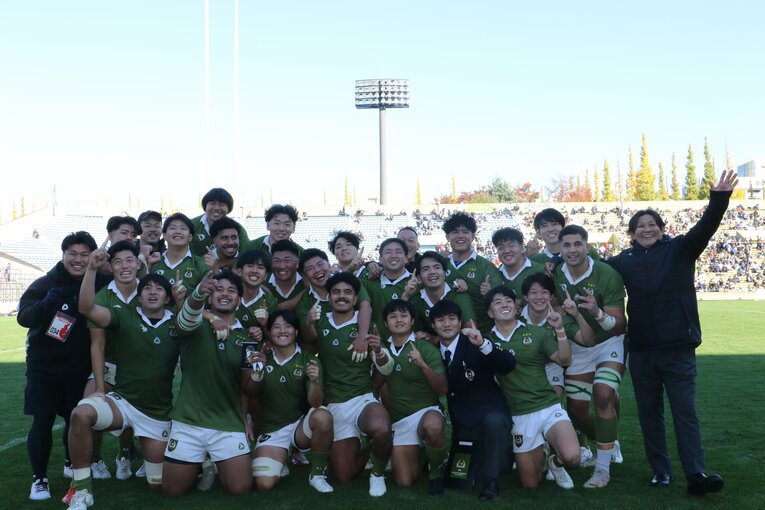 優勝を決めた大東大フィフティーン。右端が酒井監督　©Nobuhiko Otomo