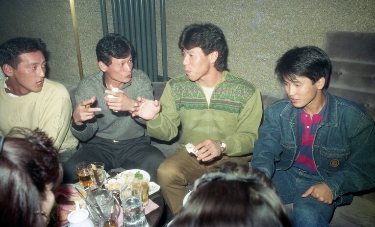 【まるでモデル／複数枚】1990年、日本シリーズ西武対巨人の第4戦、祝勝会後に都心に移動しクラブで二次会を行なう、左から渡辺久信、郭泰源、秋山幸二、潮崎哲也　©Sankei Shimbun