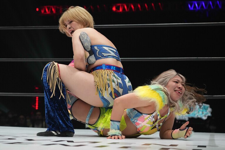 シンデレラ・トーナメント1回戦、HANAKOの逆エビ固めに耐える羽南。3月9日、横浜武道館　©Essei Hara