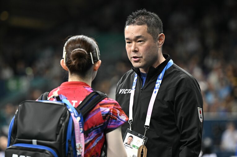 早田ひなと話し込む男子日本代表の田勢邦史監督　©Asami Enomoto/JMPA