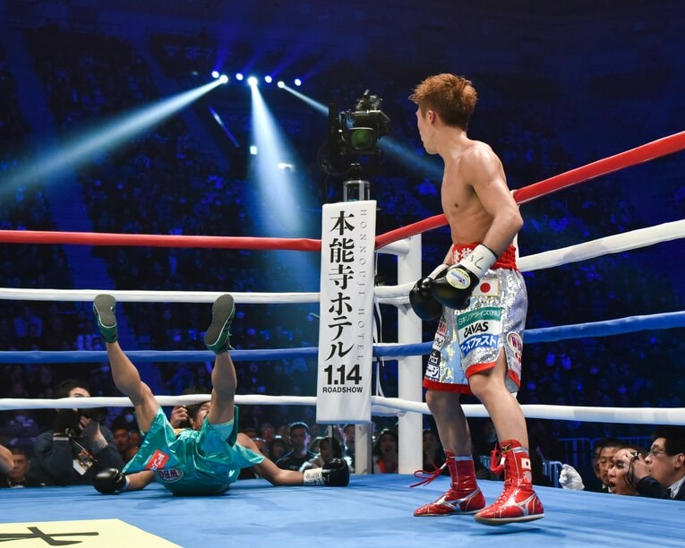 6回、井上尚弥の左フックを浴びた河野公平は激しく後方に倒れ込んだ　©Hiroaki Yamaguchi