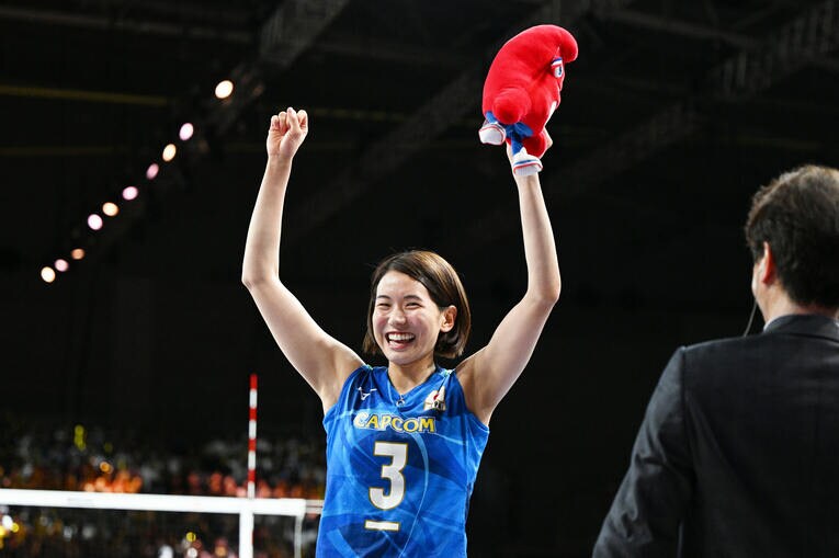 TBS新夕悦男アナの問いかけに、いつも冷静な古賀は珍しく「やったぜー！」と喜びを爆発させた　©︎MATSUO.K/AFLO SPORT