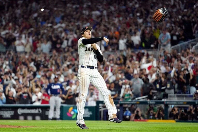 グローブもキャップも投げた大谷（2／2枚）　©Naoya Sanuki