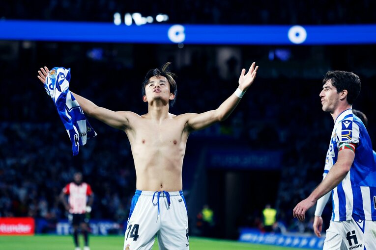 「“クボの疑惑PK”を写真で見ると」「日本代表ユニの少年も」ダービー熱狂のゴラッソ…映像で伝わりきらない“MVP久保建英”の英雄ぶり(40)