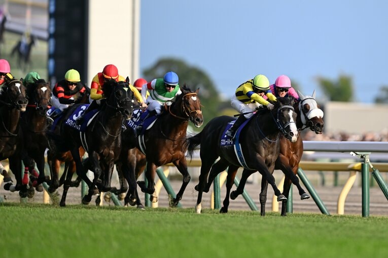 馬群から抜け出したマスカレードボール　©Keiji Ishikawa