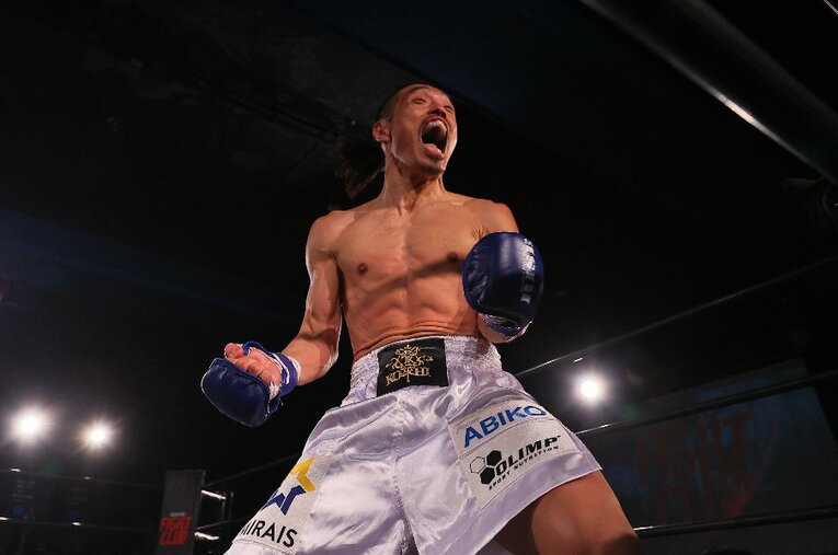 39歳で年収約1000万円の仕事を捨て、年俸120円のJリーガーになった安彦考真（44歳）。2年前に引退した彼はなんと格闘家に転向 ／ photograph by RISE