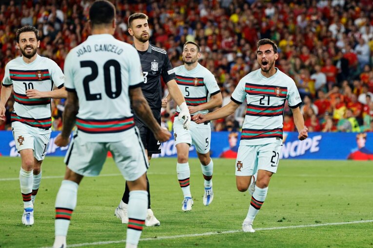 “日本代表が狙うべきスペインの急所”はどこ？ ブスケッツやアセンシオ健在、17歳ガビ急成長で分厚すぎる選手層だが…〈撮影者の証言〉(16)