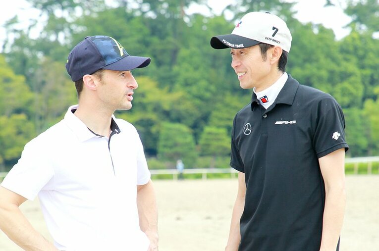 武騎手とルメール騎手「ちょっとした奇跡」のツーショット。武騎手のキャップをよく見ると……。 ／ photograph by Yasuyuki Kurose