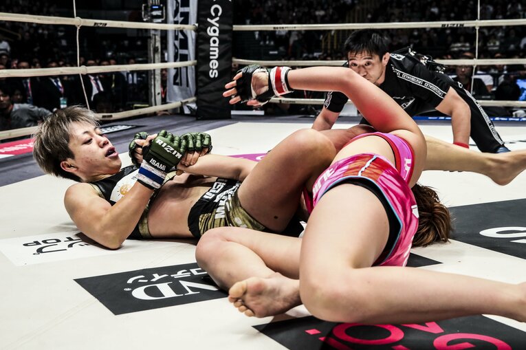女子スーパーアトム級タイトルマッチでは浜崎朱加が浅倉カンナに一本勝ち。初代王者となった　©RIZIN FF Susumu Nagao
