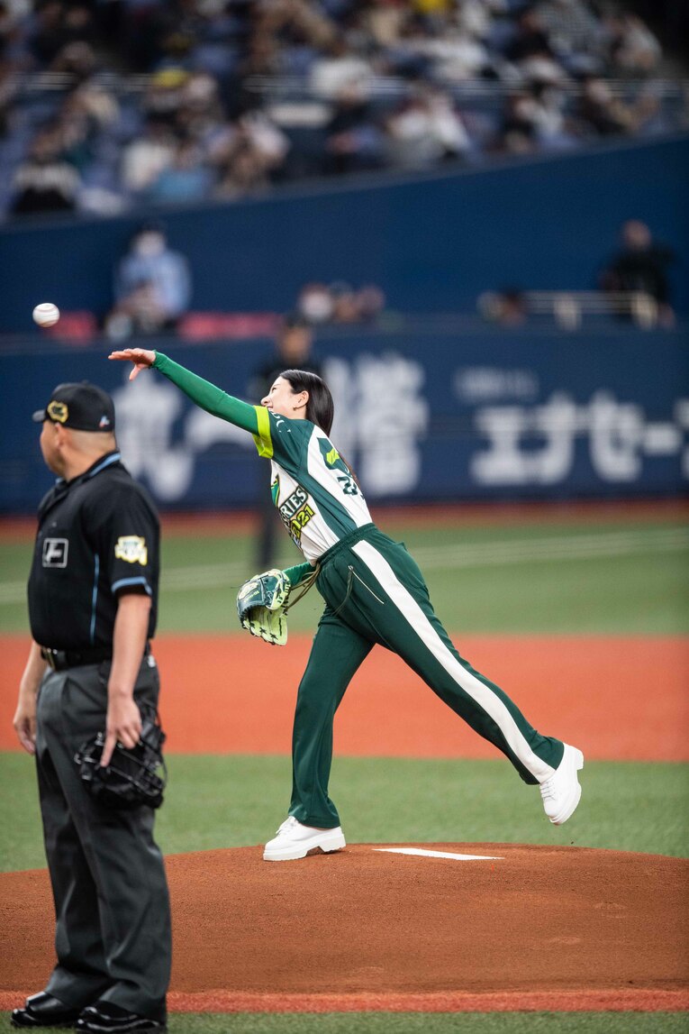 始球式を行った吉高由里子　©️Nanae Suzuki