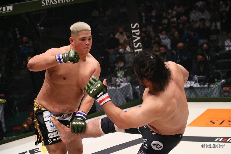 序盤は貴賢神が圧力をかけるも、関根はローキックなどで対応　©RIZIN FF